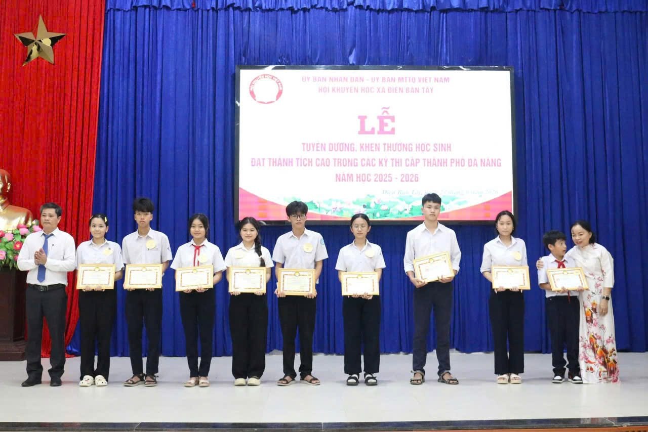 Luật sư Bình Minh trong một hoạt động khen thưởng học sinh