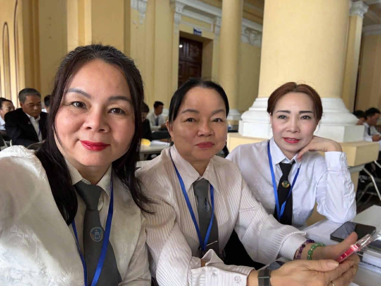 Luật sư Bình Minh chụp ảnh cùng đồng nghiệp tại một sự kiện pháp lý