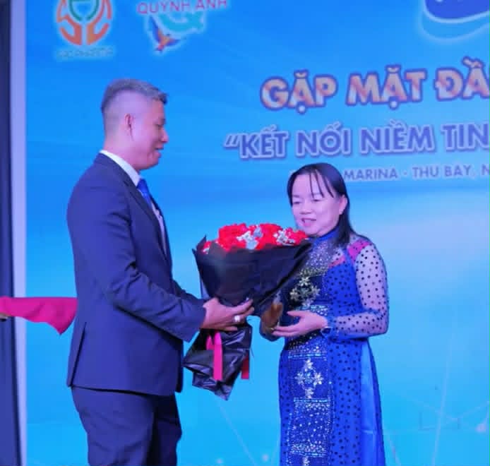 Luật sư Bình Minh nhận hoa trong một sự kiện