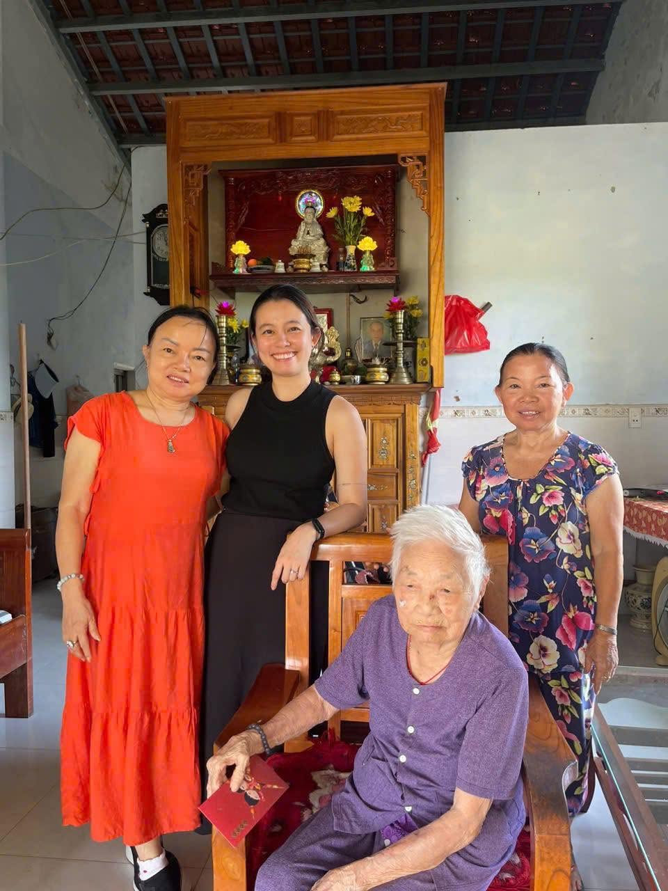 Mẹ Sinh bên gia đình