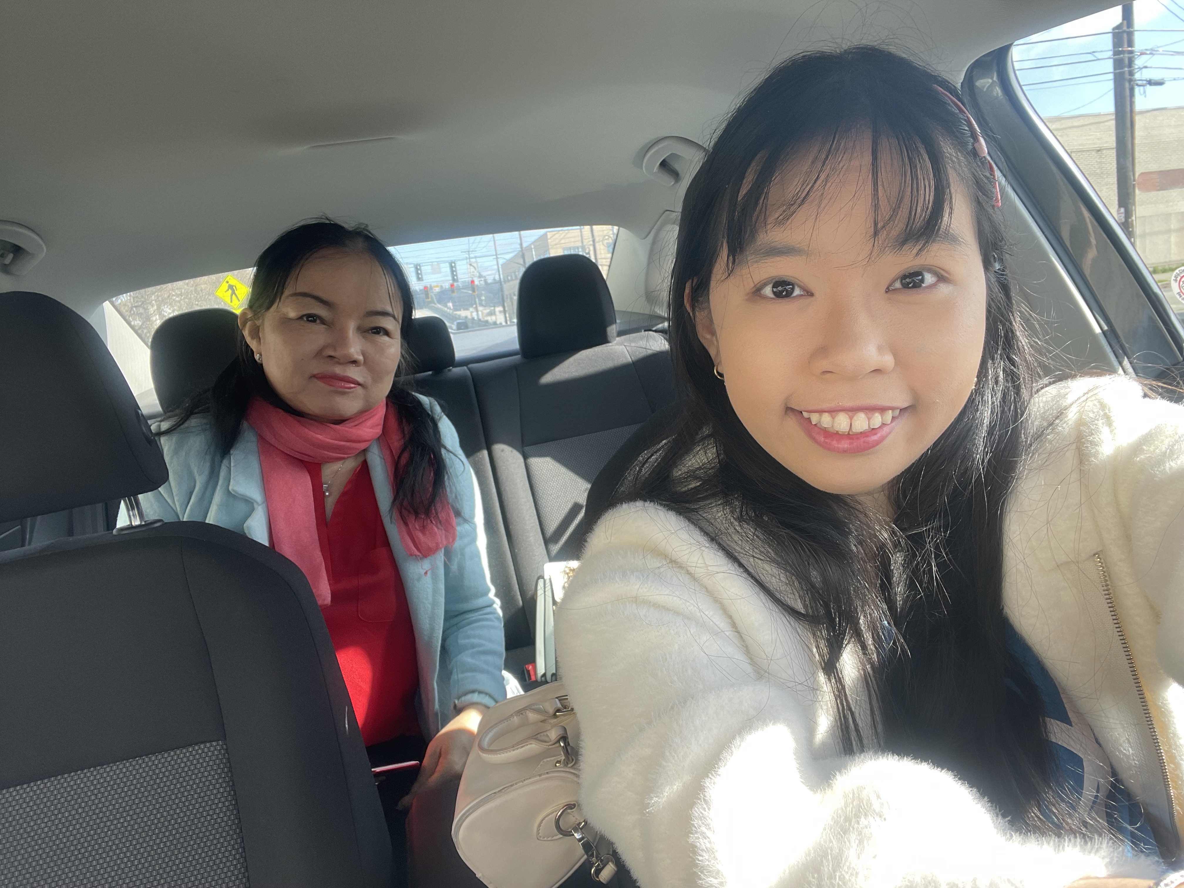 Mẹ Sinh và con gái trong một chuyến đi