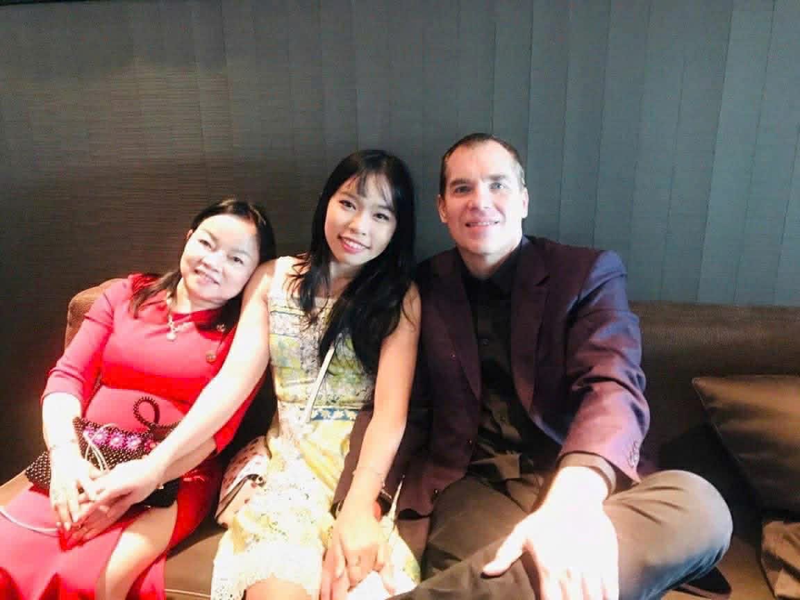 Mẹ Sinh, Biu và người thân ngồi cạnh nhau trong một khoảnh khắc gia đình