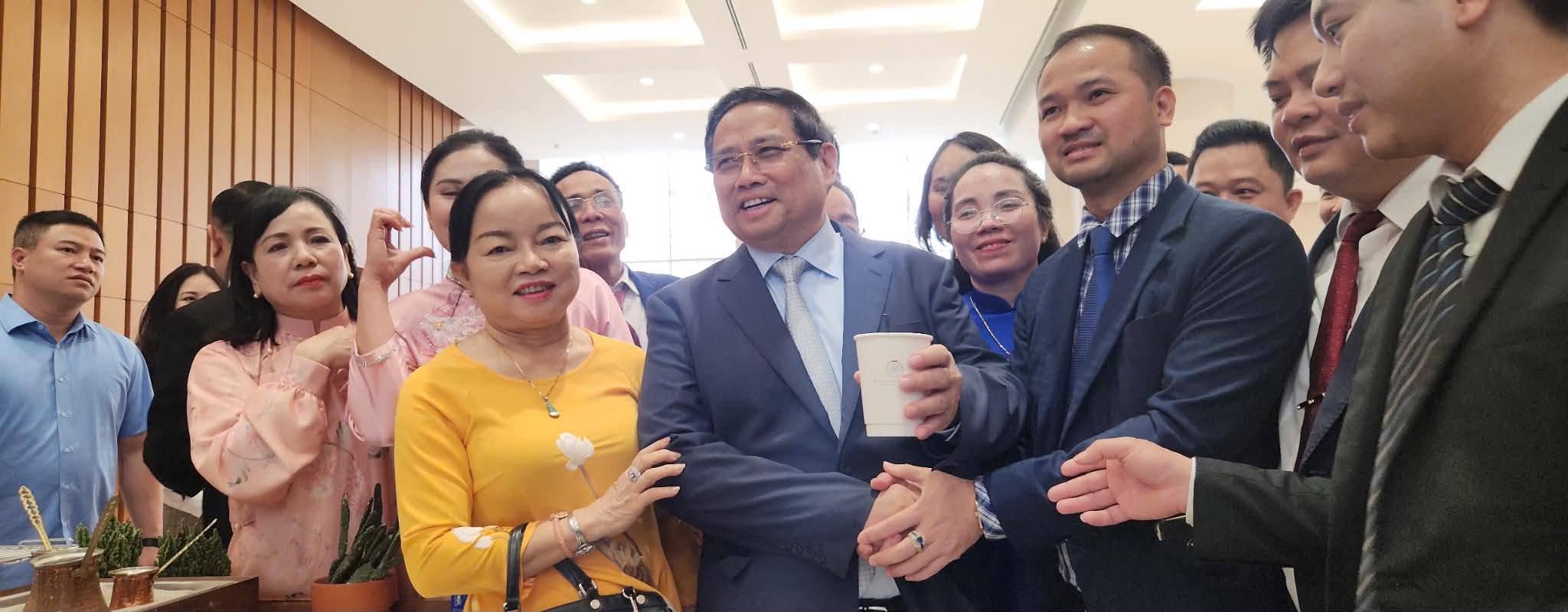 Trong những không gian đối thoại lớn