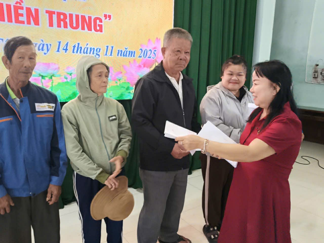 Luật sư Bình Minh trao quà trong một hoạt động thiện nguyện